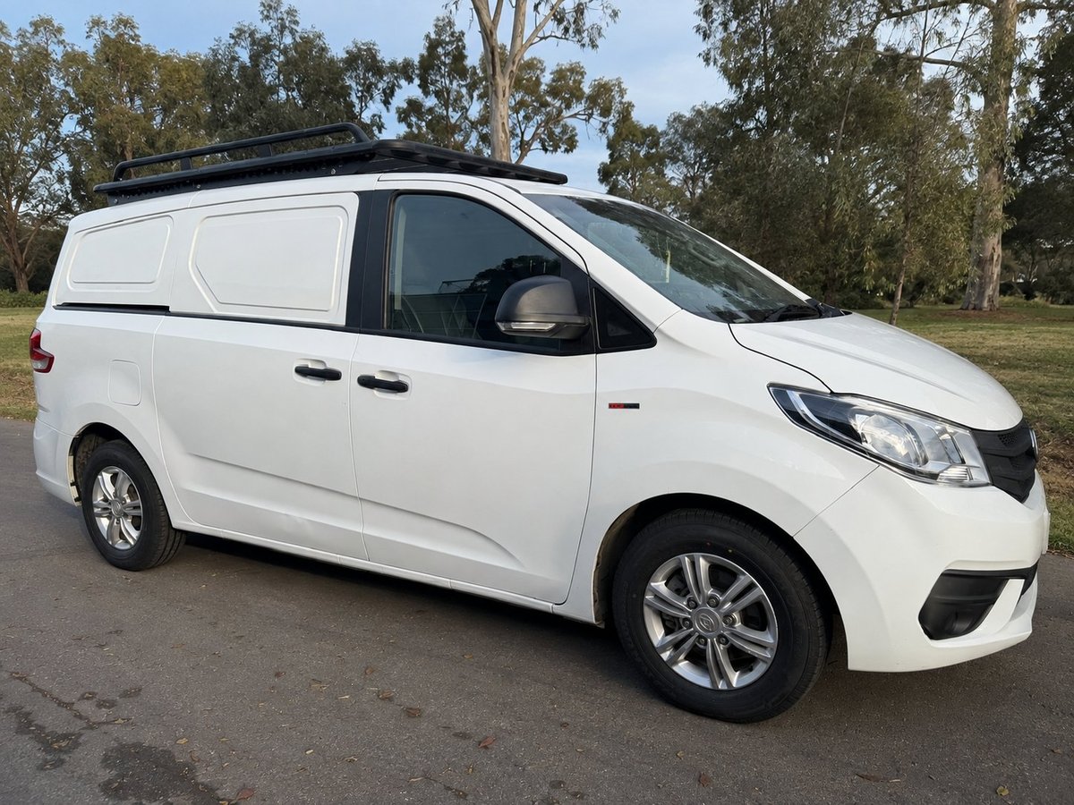 2023 LDV G10+ front three-quarter view
