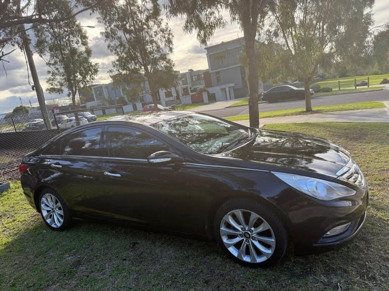 2012 Hyundai i45 front exterior view