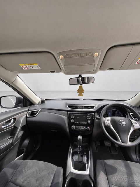 Dashboard, steering wheel and centre console of the 2014 Nissan X-Trail T32